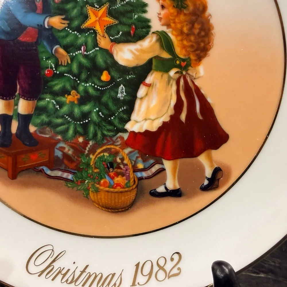 1982 AVON “Keeping the Christmas Tradition” Collector Plate w/22K Gold Trim